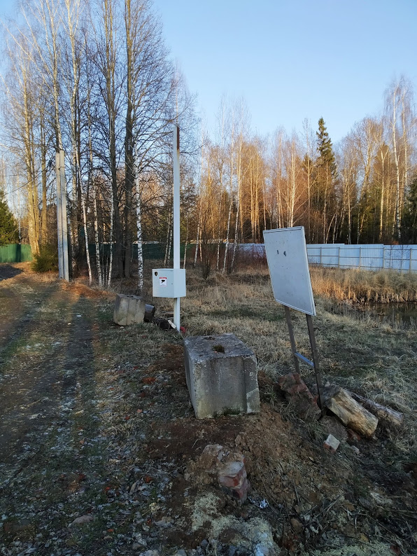 Самовольно установленный щит и столб с металлическим ящиком напротив участка 90, бетонные блоки, строительный мусор